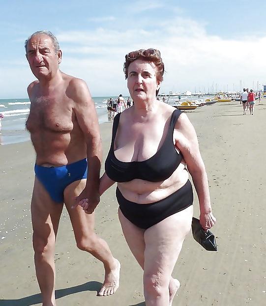 20P Saggy tits in swimsuit.