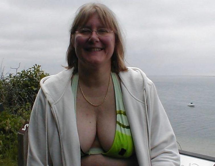 20P Saggy tits in swimsuit.