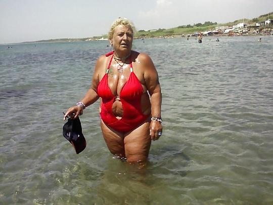 20P Saggy tits in swimsuit.