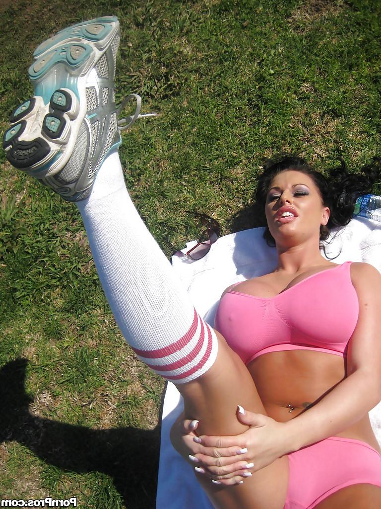 16P Busty babe Kerry Louise stretches her gorgeous body outdoor