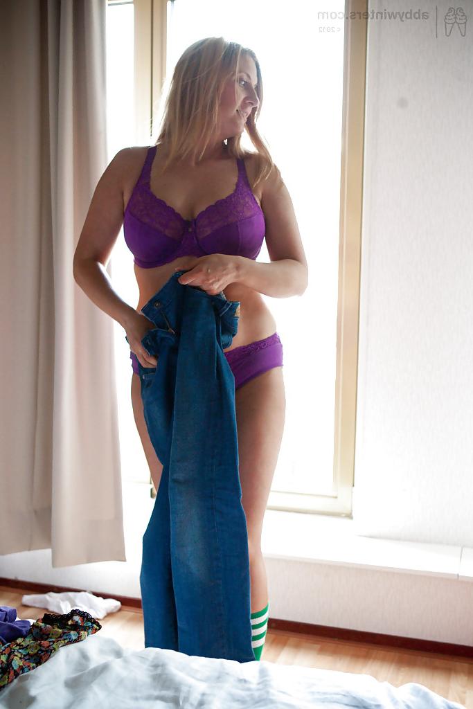 16P Busty blonde amateur Darcie lets her saggy big boobs loose from brassiere
