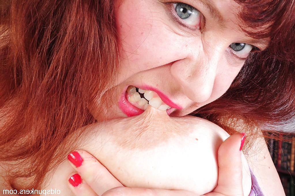 16P Mature fatty Rubbe masturbates her old cunt in her panties