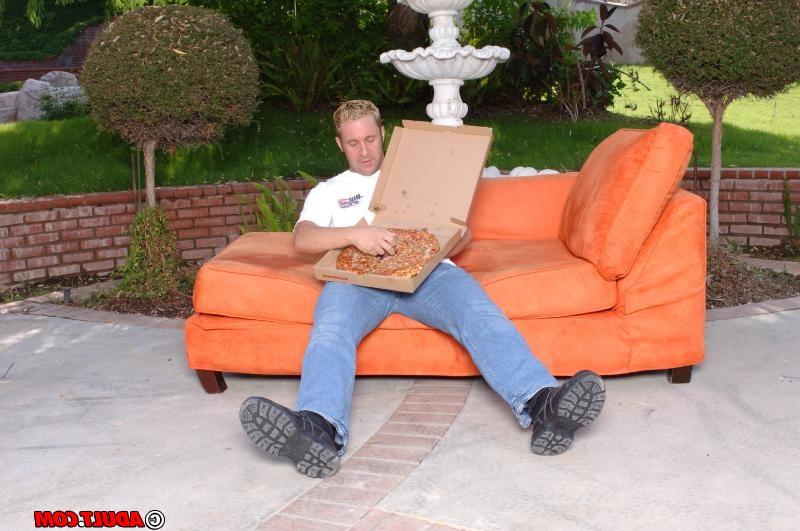 16P Juggy MILF Michelle Honey has some dirty fun with a hung pizza-lad outdoor