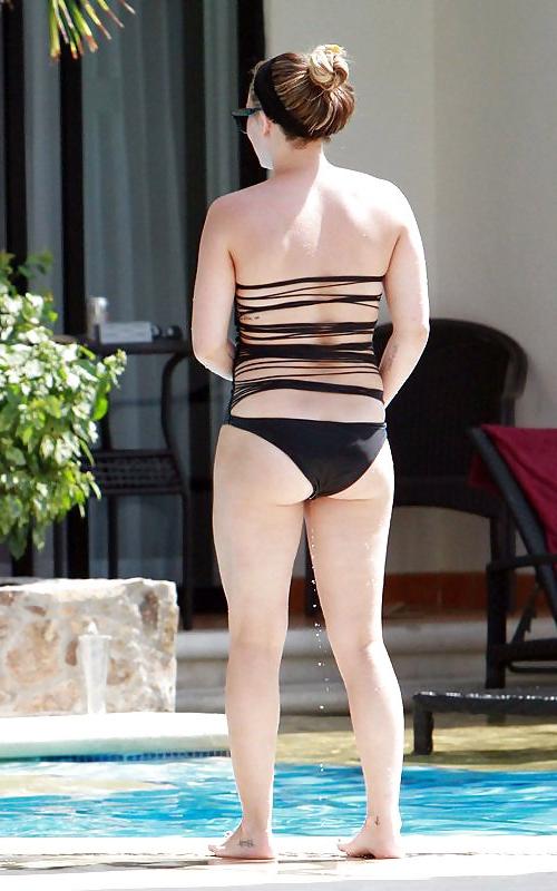 7P Hilary Duff - Poolside swimsuit candids in Mexico