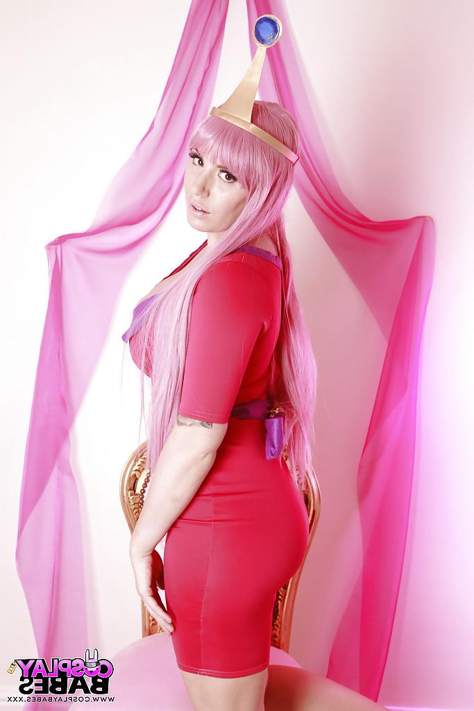 16P Cosplay cutie Yuffie Yulan posing in tight fitting dress and heels