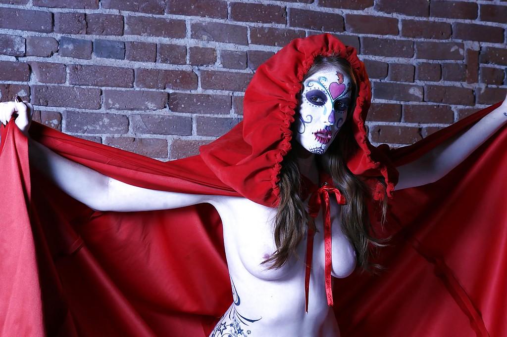 16P Tempting cosplay chick Nikki Rhodes showcasing her seductive curves