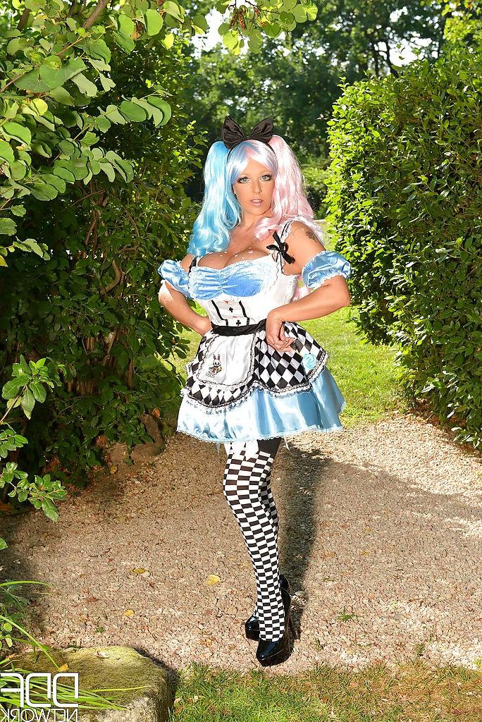 16P Solo girl Delzangel freeing large hooters from cosplay outfit