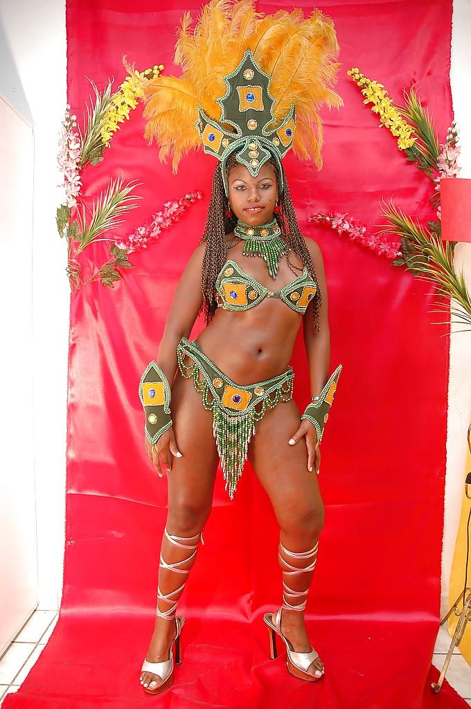 16P Sassy ebony chick gets rid of her snazzy outfit and exposes her booty
