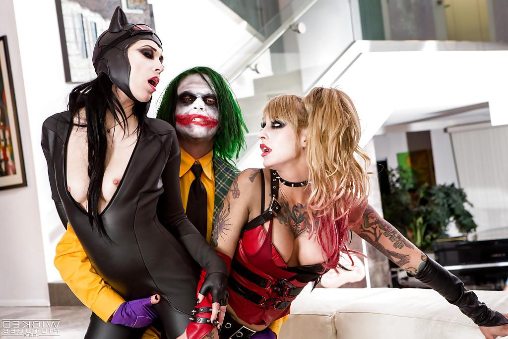 16P Kinky cosplay pornstars Aiden Ashley and Kleio Valentien sucking dick