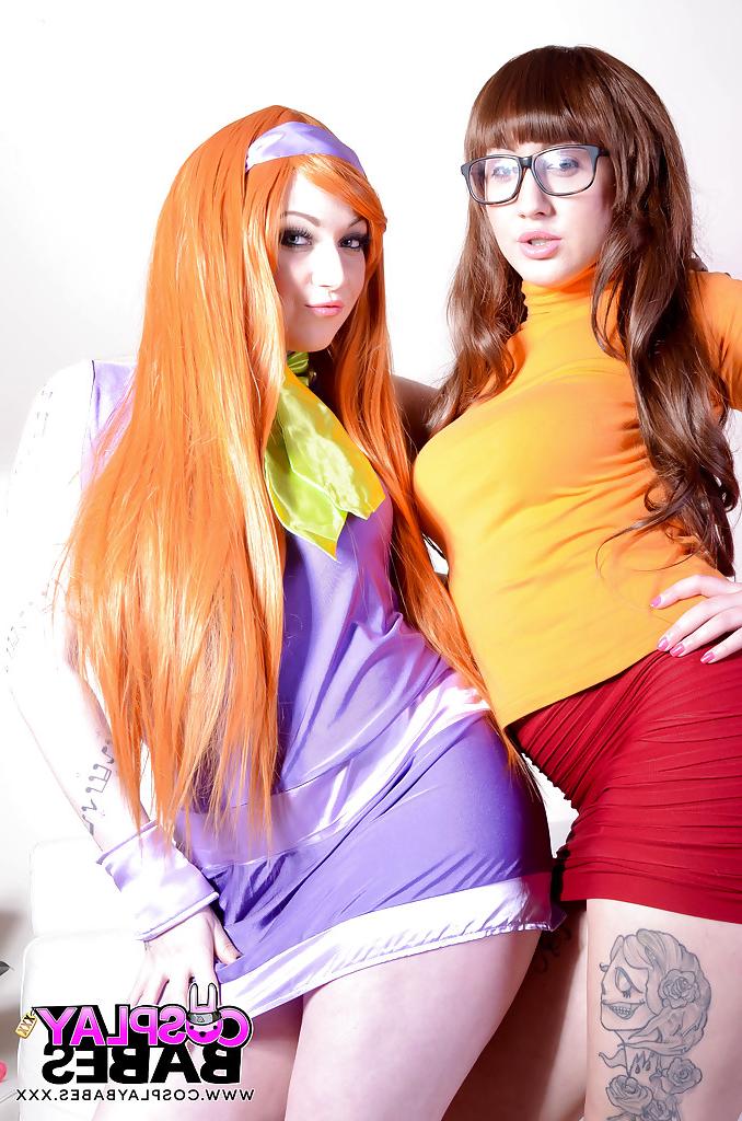 16P Cosplay fetish models Harmony Reigns and Elouise Please toy shaved twats