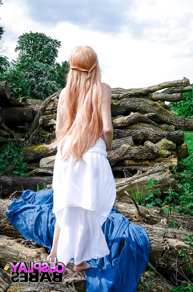 16P Blonde cosplay model Jessica Jensen parting pink labia lips outdoors
