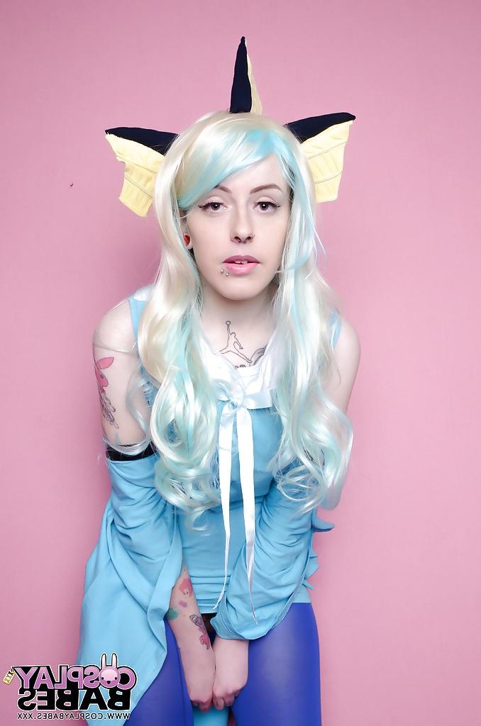 16P Fetish freak Skyler Synn toying twat in cosplay outfit for babe photo shoot