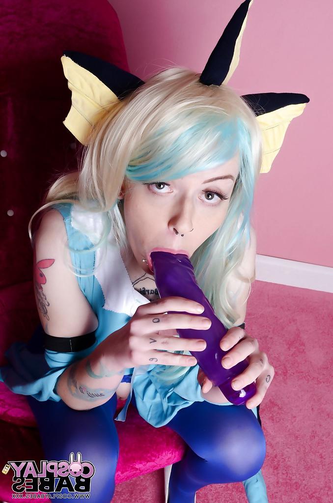 16P Fetish freak Skyler Synn toying twat in cosplay outfit for babe photo shoot
