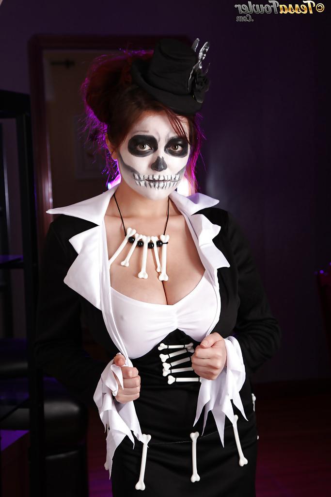 16P Cosplay pornstar Tessa Fowler releasing big knockers during solo girl shoot