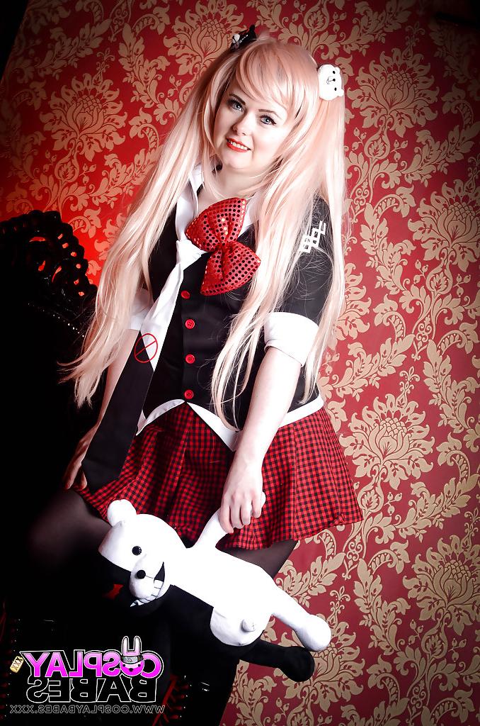 16P Blonde Danni Marie seductively poses in a lewd cosplay photo shoot