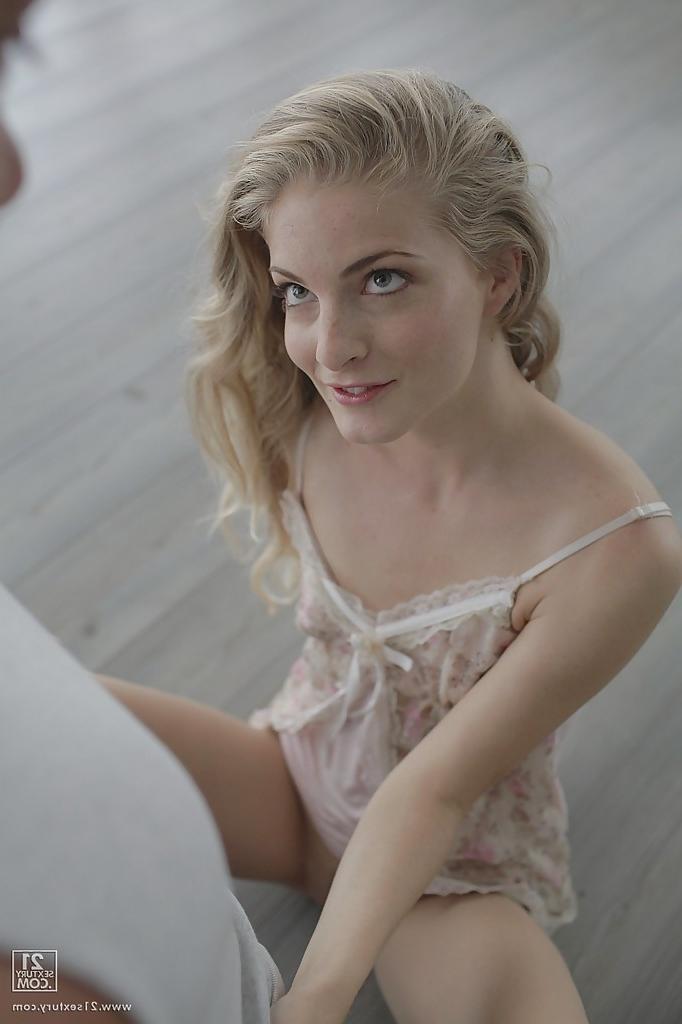 16P Amazingly-looking European model Cayenne Klein fucks in her ass