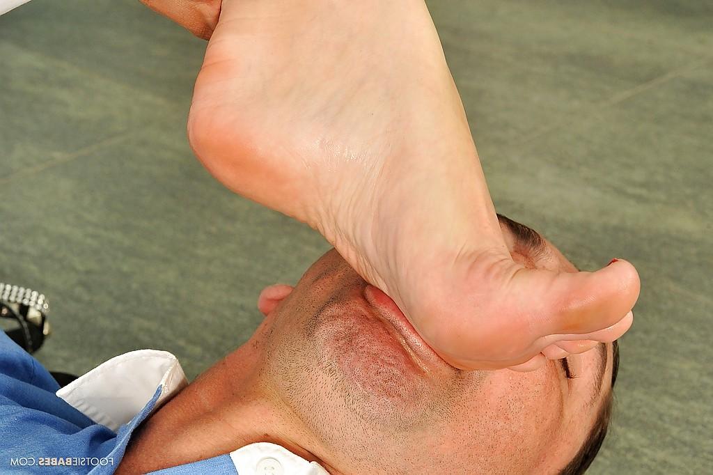 15P Big titted Paige Turnah uses her feet to make him wild before action