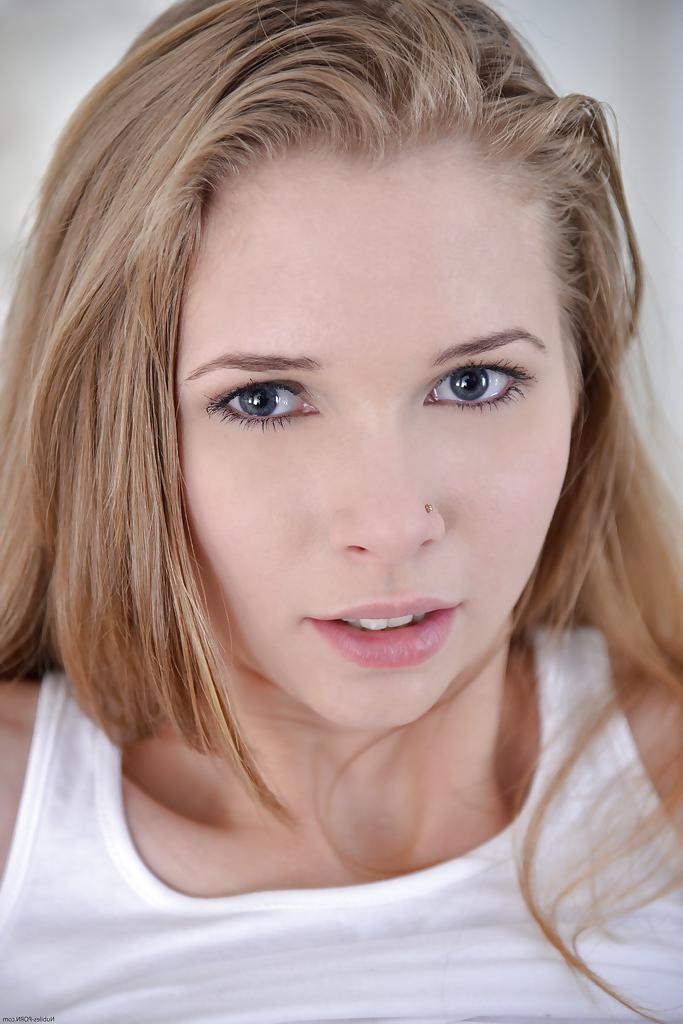 16P Hottie Kortny gives a great footjob after having young body seduced
