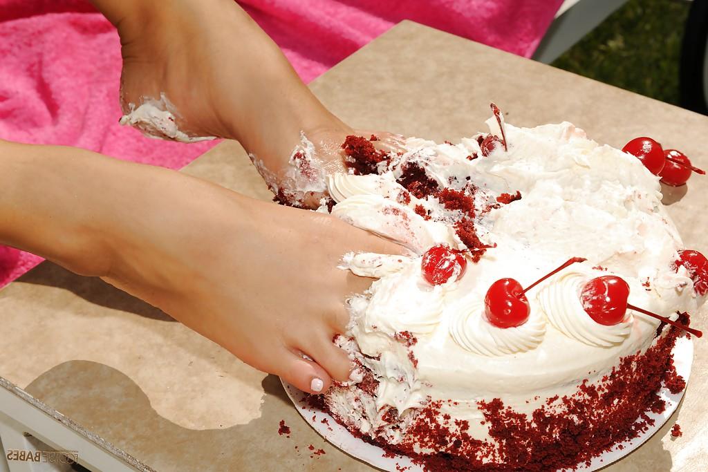 16P Smoking hot asian babe Asa Akira gets her sweet toes licked outdoor