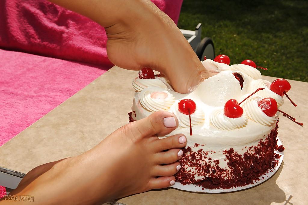 16P Smoking hot asian babe Asa Akira gets her sweet toes licked outdoor