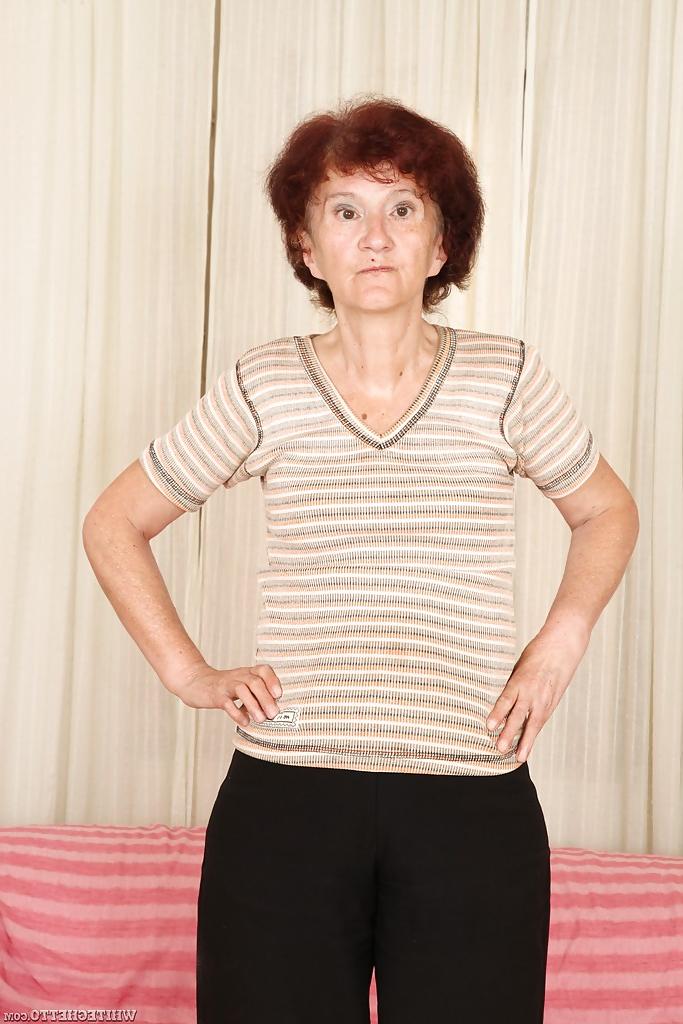 15P Redhead granny Marcelina shows herself naked in the bedroom!