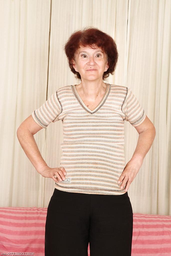 15P Redhead granny Marcelina shows herself naked in the bedroom!