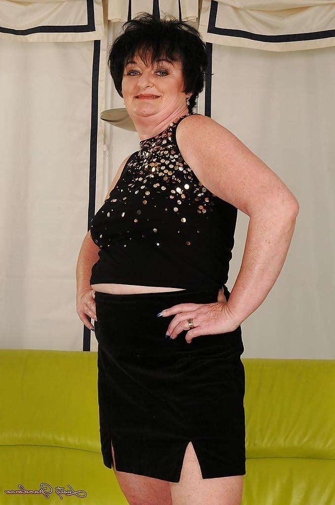 16P Chubby granny on high heels Leslie Pearl stripping off her dress