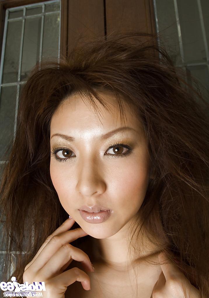 15P Verführerisches asiatisches Babe auf High Heels schlüpft aus ihrem Bikini
