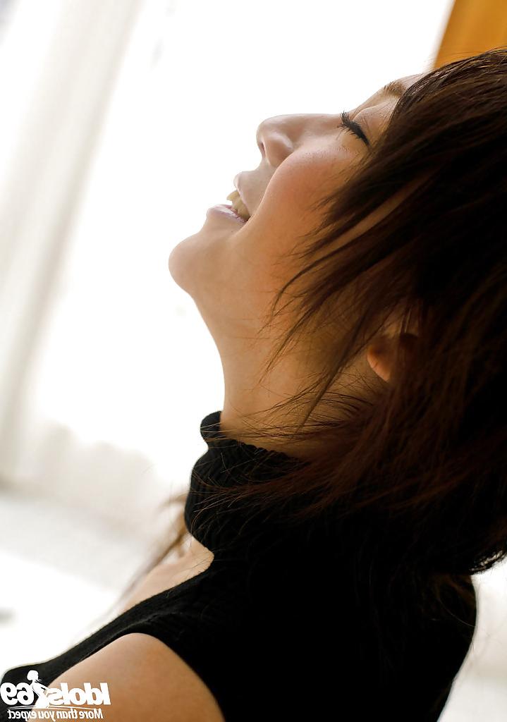 15P Sweet asian babe on high heels Ryo Akanishi taking off her shorts