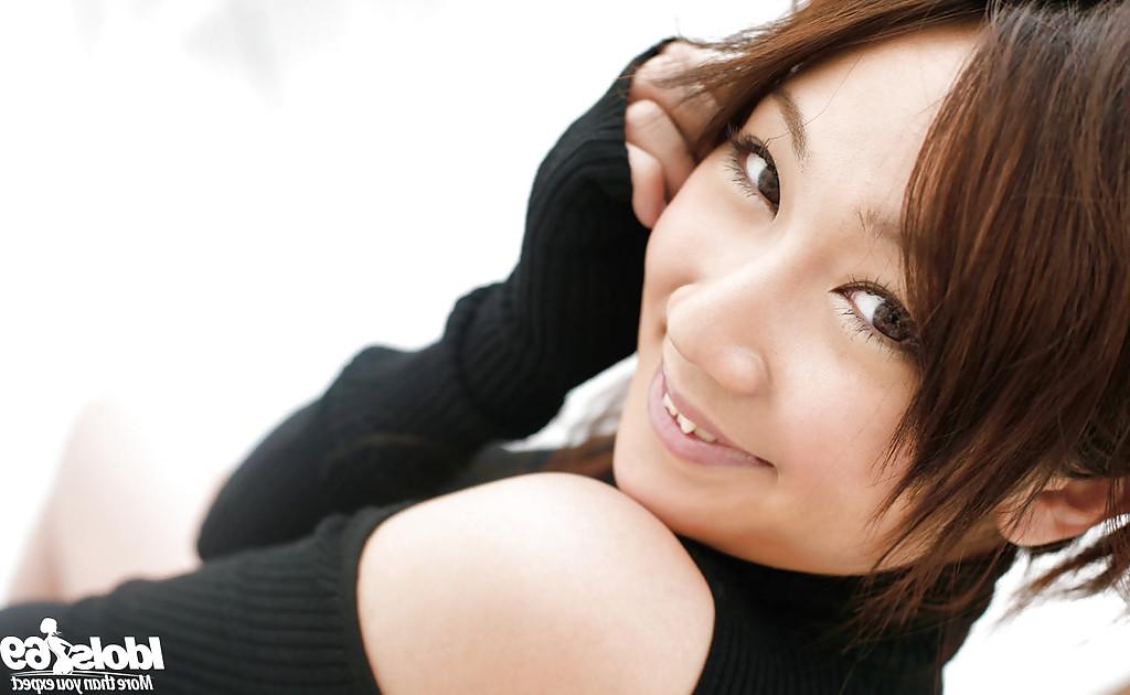 15P Sweet asian babe on high heels Ryo Akanishi taking off her shorts