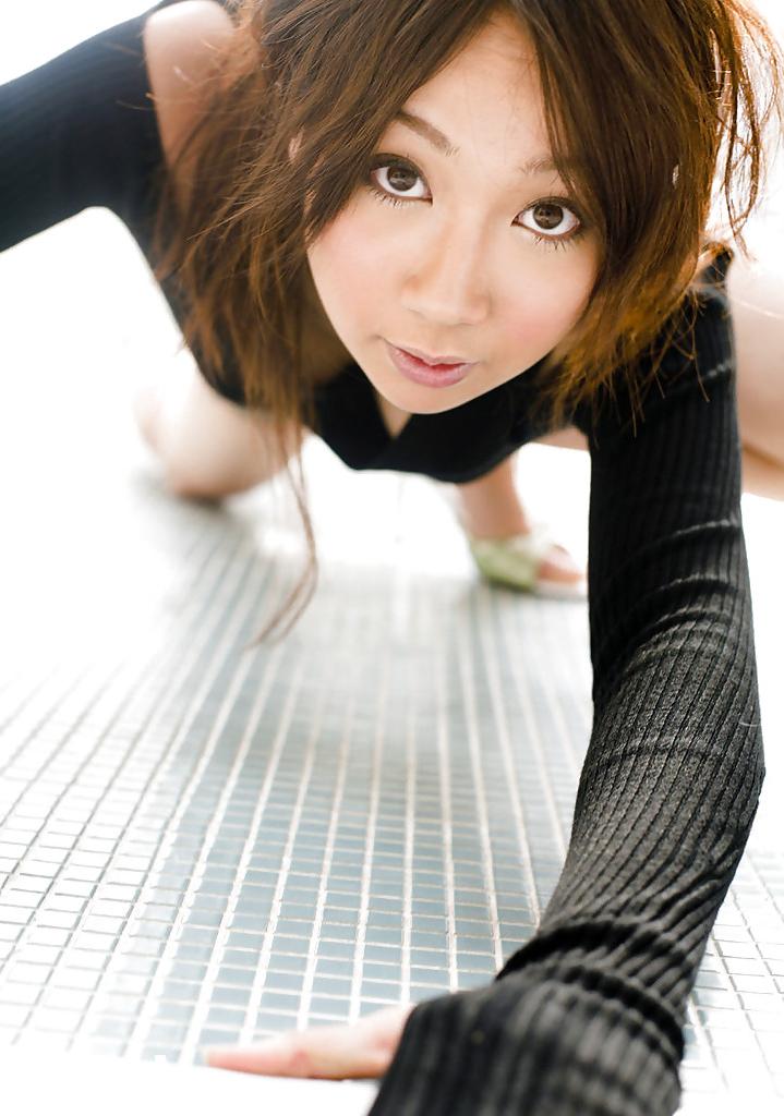 15P Sweet asian babe on high heels Ryo Akanishi taking off her shorts