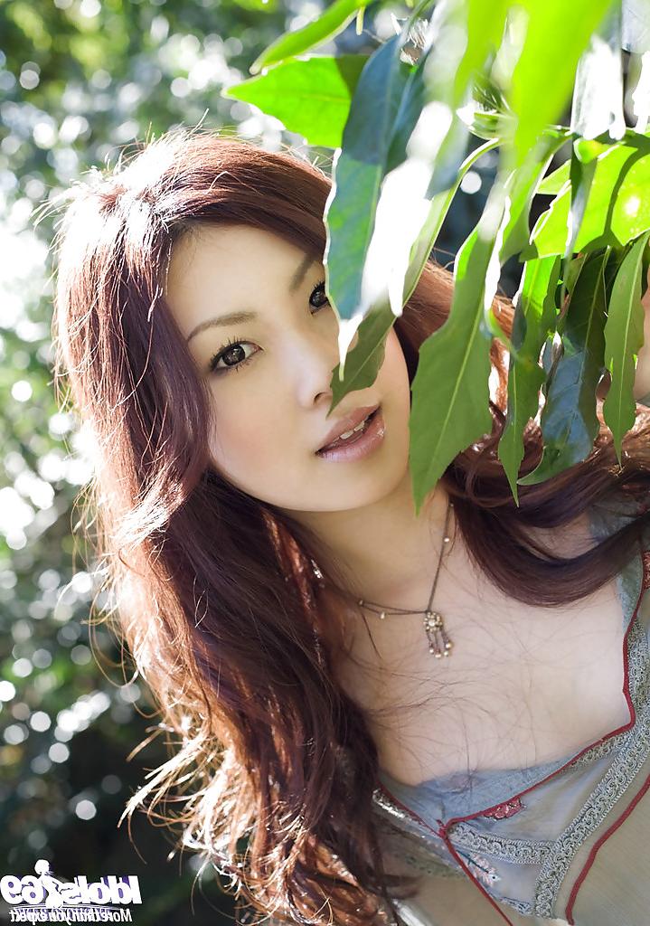 14P Seductive asian vixen on high heels Ryo Shinohara posing outdoor