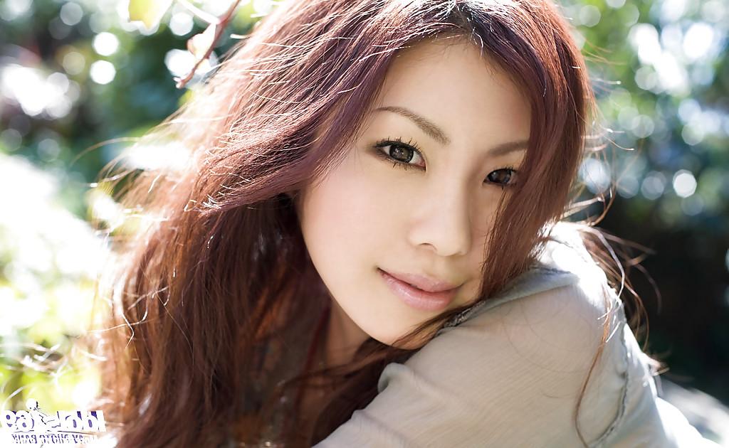 14P Seductive asian vixen on high heels Ryo Shinohara posing outdoor