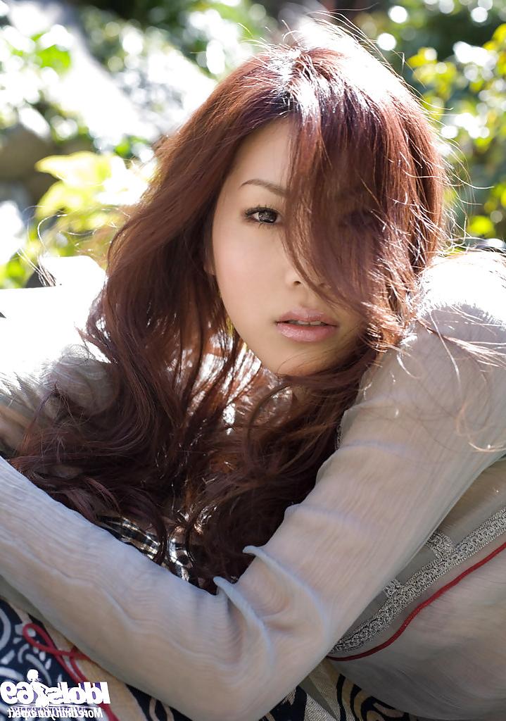 14P Seductive asian vixen on high heels Ryo Shinohara posing outdoor