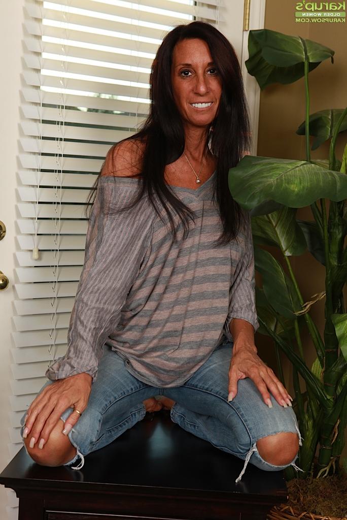 16P Mature brunette chick Susie flashing large boobs in ripped blue jeans