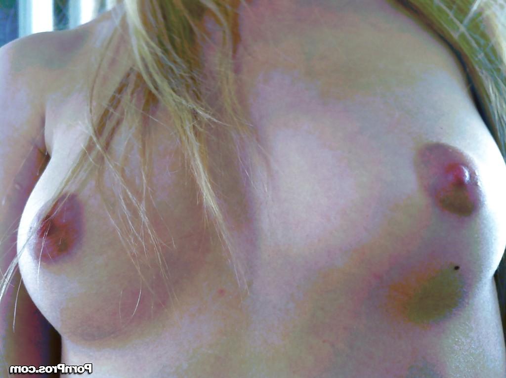 16P Abigale Johnson dose some sexy self shots while wearing lingerie