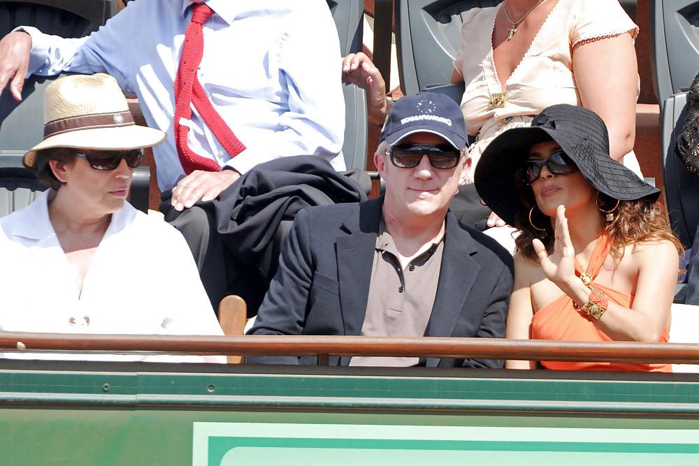25P Salma Hayek watching the French Open in Paris