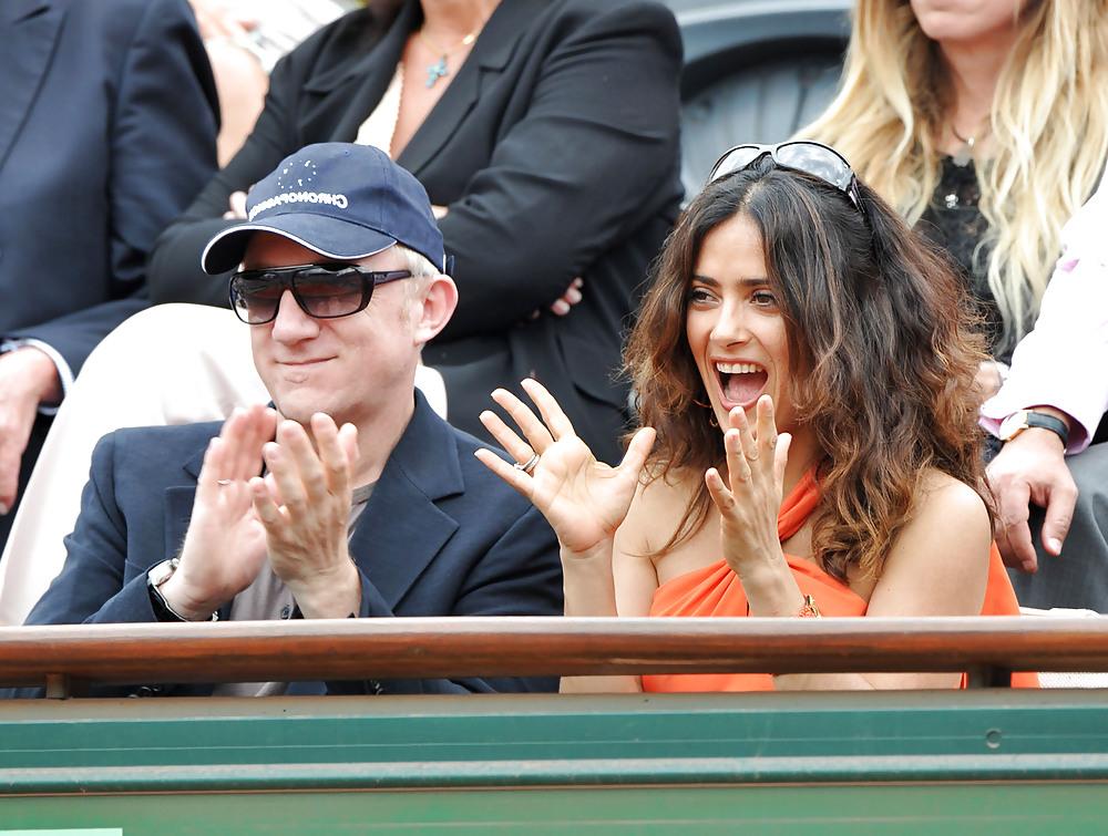 25P Salma Hayek watching the French Open in Paris