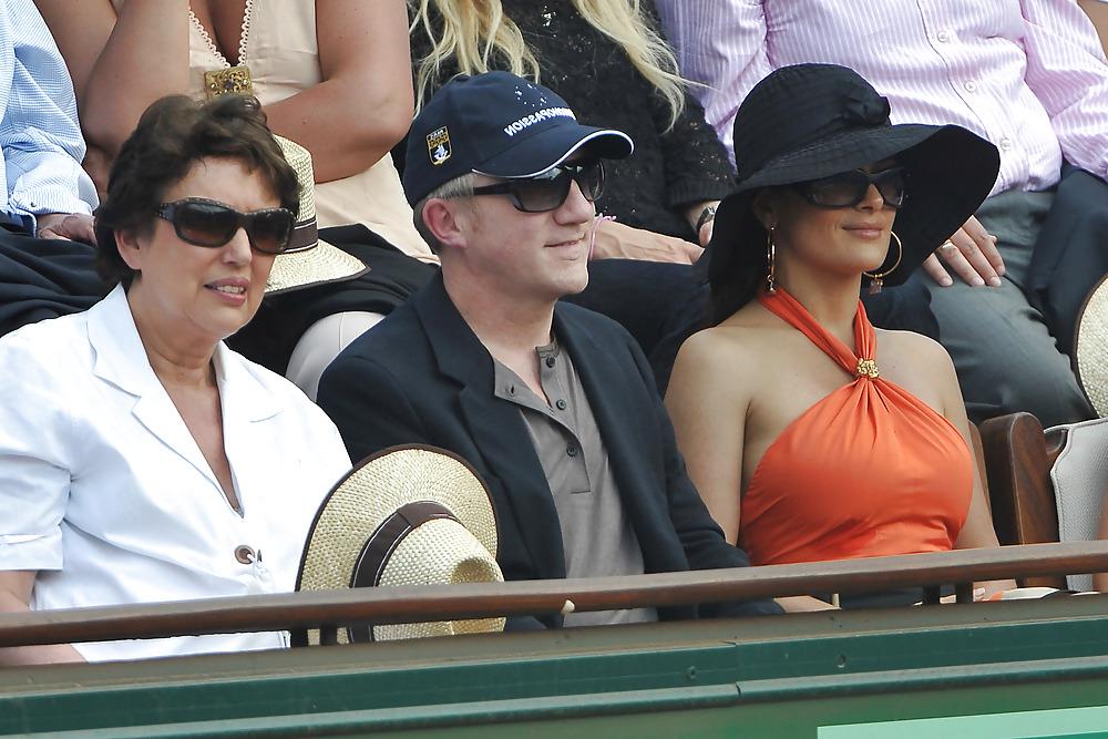 25P Salma Hayek watching the French Open in Paris