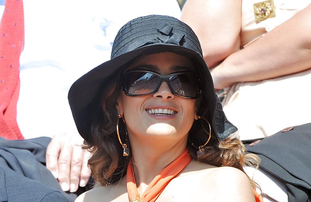 25P Salma Hayek watching the French Open in Paris