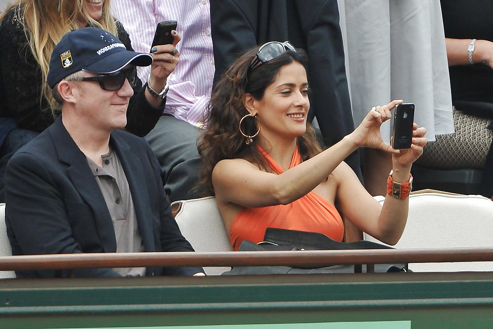 25P Salma Hayek watching the French Open in Paris
