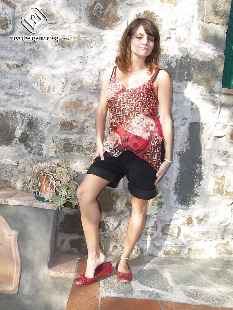 16P Outdoor photoshoot with the best girl Ann Aluce and her sexy feet