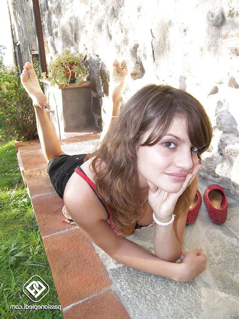 16P Outdoor photoshoot with the best girl Ann Aluce and her sexy feet