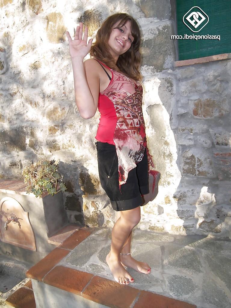 16P Outdoor photoshoot with the best girl Ann Aluce and her sexy feet