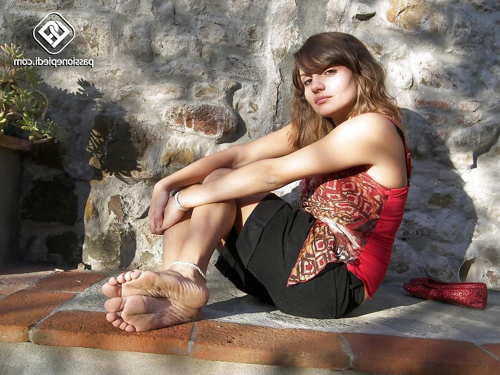 16P Outdoor photoshoot with the best girl Ann Aluce and her sexy feet