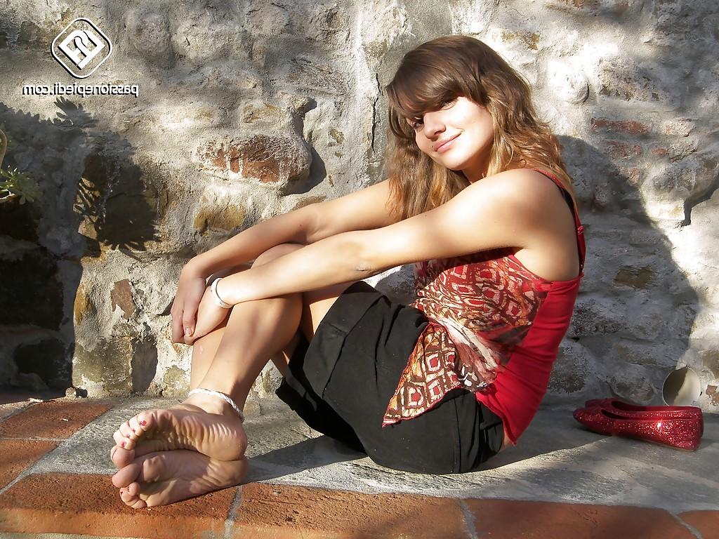 16P Outdoor photoshoot with the best girl Ann Aluce and her sexy feet