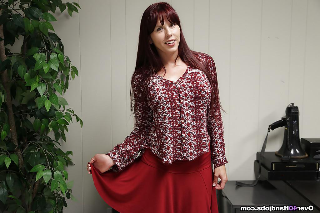 14P Top rated nudity at the office by busty MILF in heats Amber Chase