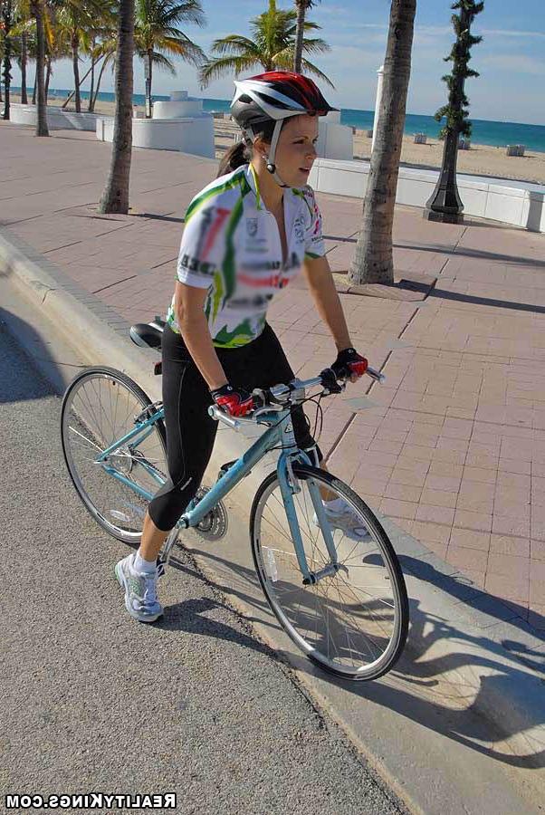 13P Sexy cyclist milf hooked up during outdoor ride and fucked