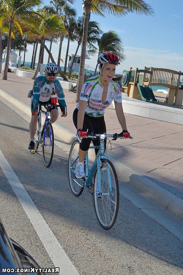 13P Sexy cyclist milf hooked up during outdoor ride and fucked