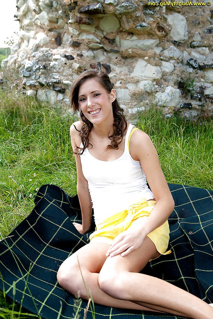 12P Gracefull babe with tiny tits slipping off her clothes outdoor